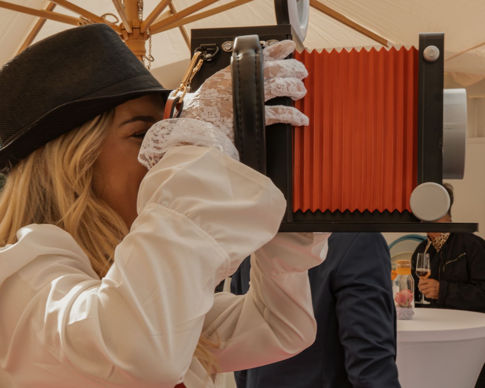 imprinted Live-Zeitungsfotografin auf einem Event – Gäste erhalten personalisierte Zeitung in Sekunden